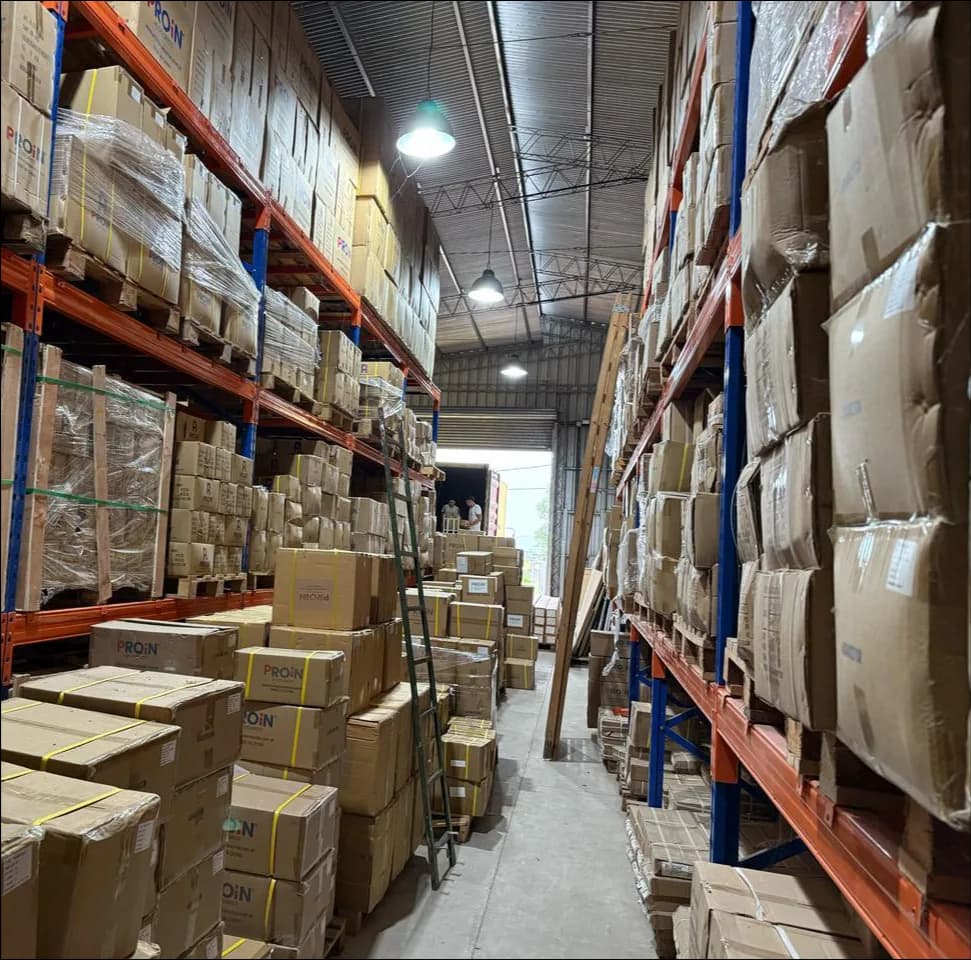 Racks de almacenamiento de accesorios PROIN en el depósito de Roldán
